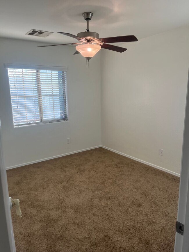 Building Photo - Welcome to this beautifully maintained home in one of Gilbert’s most sought-after communities.