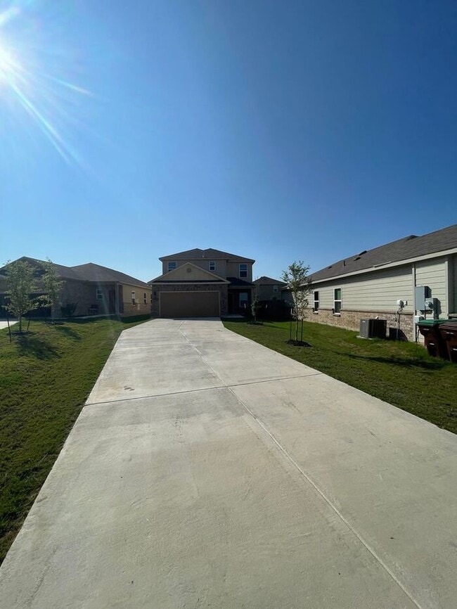Building Photo - Don't Miss This Spacious 4-Bed, 2-Bath Home Available Now in Scott's Hollow!