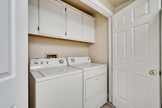 Building Photo - Cute One Bedroom Condo with Central AC and Heat.