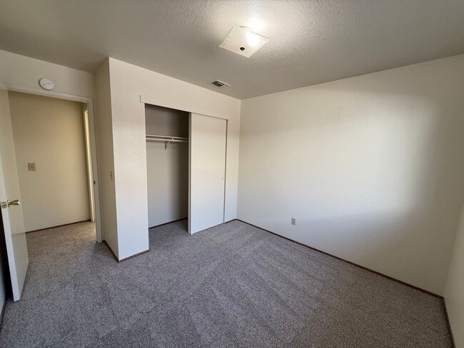 Building Photo - Spacious 4bed 2bath home in the Rio Linda/...