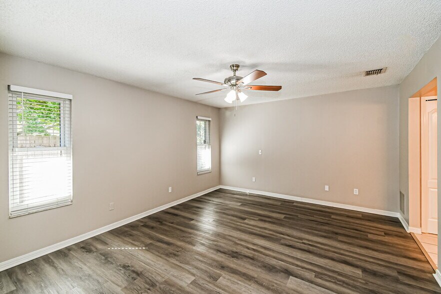 Building Photo - 810 Hardwood St