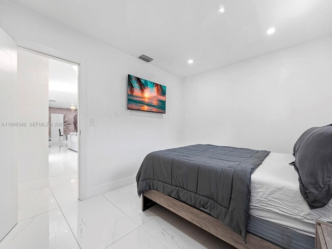 Building Photo - 6951 Miami Lakeway S