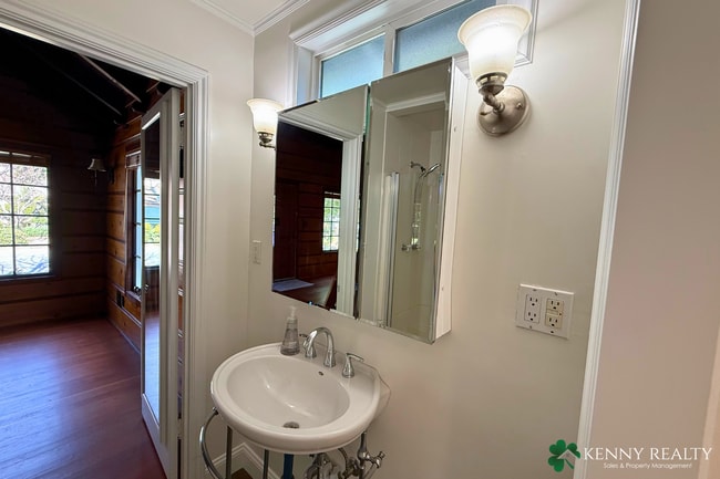 Building Photo - Charming 1 Bedroom Home with Private Yard in Pacifica