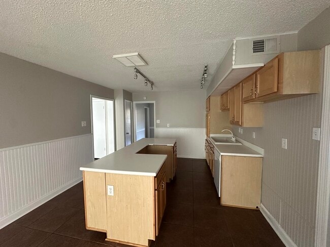 Building Photo - 2714 Gerald Ford Dr W