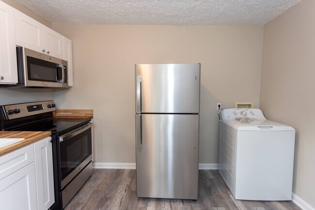 Building Photo - Welcome to this beautiful 1 bedroom and 1 bath unit in a stellar location!