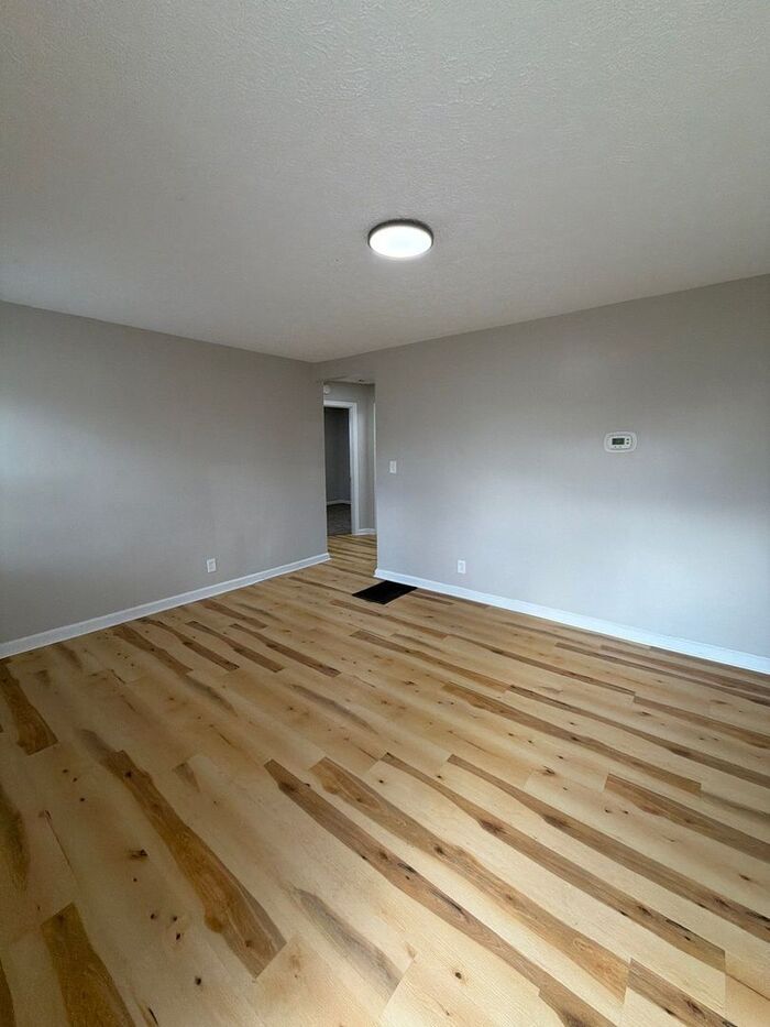 Building Photo - 3005 Linwood Ave