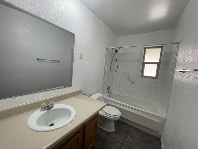 Building Photo - 8415 Menaul Blvd NE