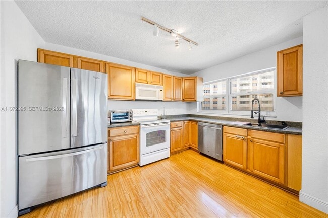 Building Photo - 1825 S Ocean Dr