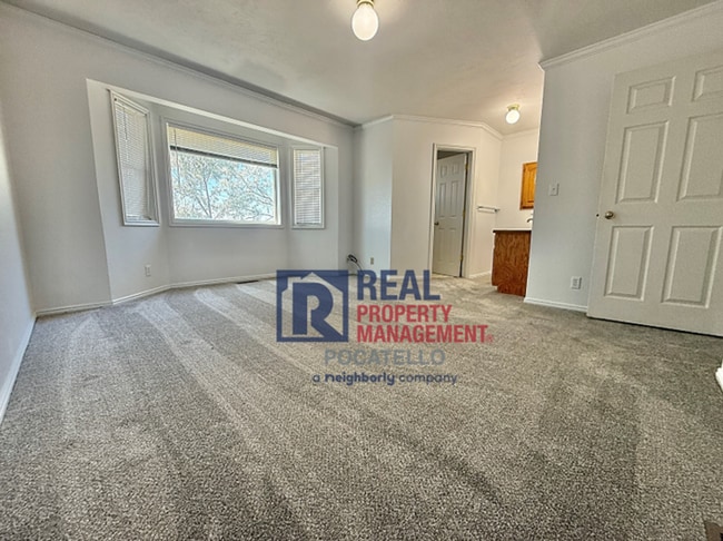 Building Photo - Beautiful 4 bed 2 1/2 bath - 3 car garage