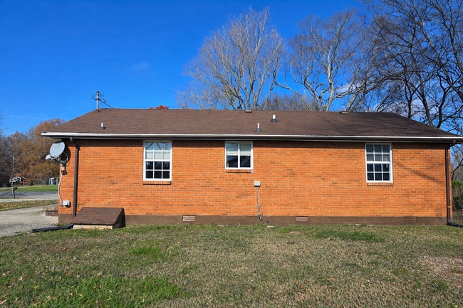 Building Photo - Charming 3 Bedroom 1 Bathroom Brick Home