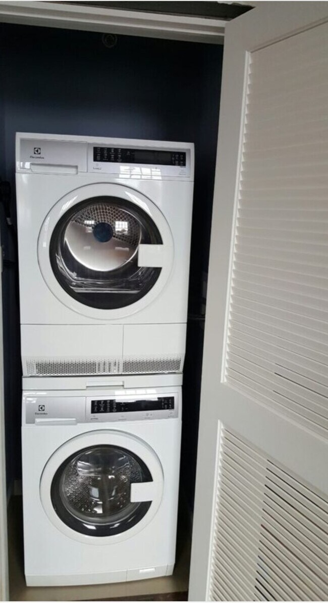 Building Photo - Center Lofts On Main