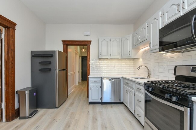 Building Photo - 722 27th St