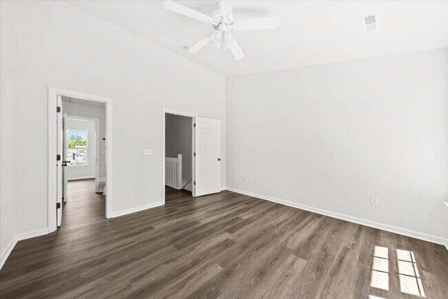 Building Photo - 2 Bedrooms Townhouse
