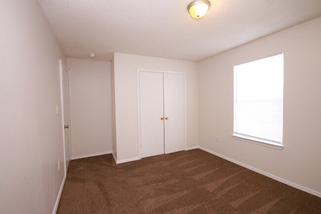 Building Photo - 3BR Pensacola Home Near Blue Wahoos Stadium & Fenced Backyard!