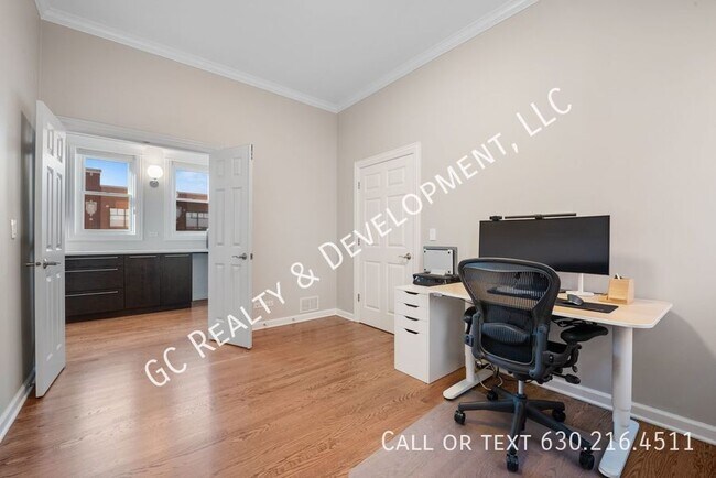 Building Photo - 1136 W Fullerton Ave