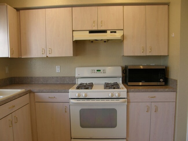 Building Photo - Multi Generation Rental Home centrally located in Spring Hill