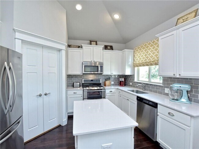 Building Photo - 10911 Rock Island Dr