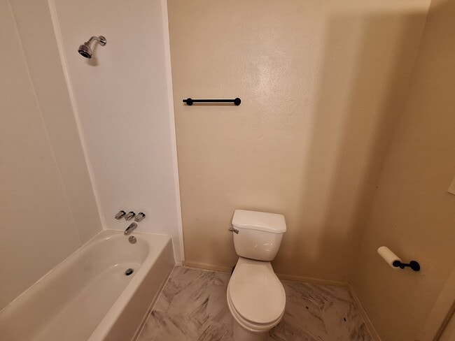 Building Photo - 4 Bedroom, 2 Bath in Clyde!
