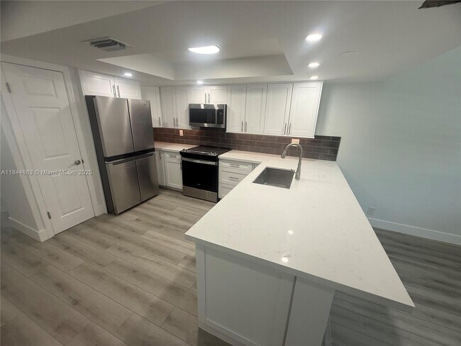 Building Photo - 1115 SW 12th Ct