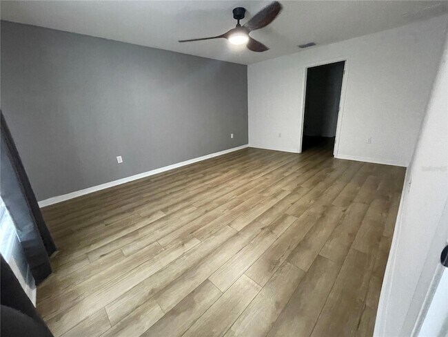 Building Photo - 112 Oakwood Ct