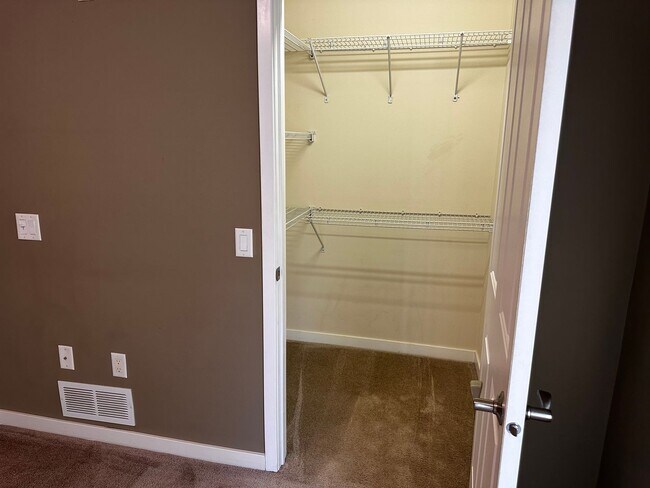 Building Photo - Spacious 2 bed 1 bathroom Condominium