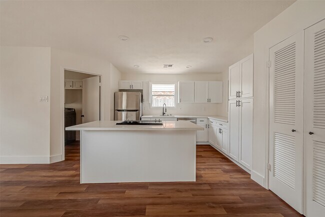 Building Photo - 934 Goldfinch Ave