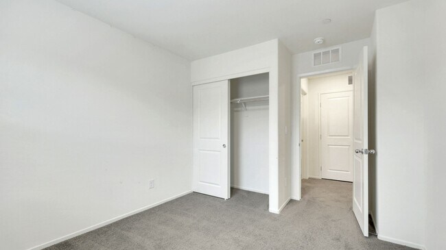 Building Photo - Gorgeous 3 bedroom townhome with attached ...