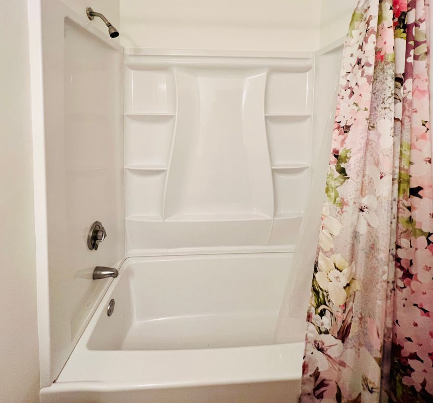 Building Photo - 549 Russell Rd