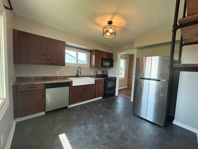 Building Photo - Cambridge City! Updated 3 Bedroom 1 Bathro...