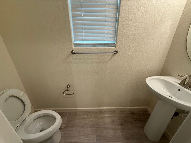 Building Photo - Spacious 3 bed 2.5 bath available in North...