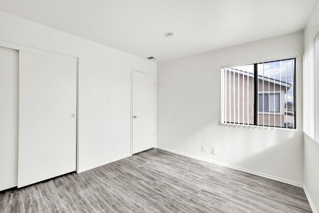 Building Photo - 2BD 2BTH B