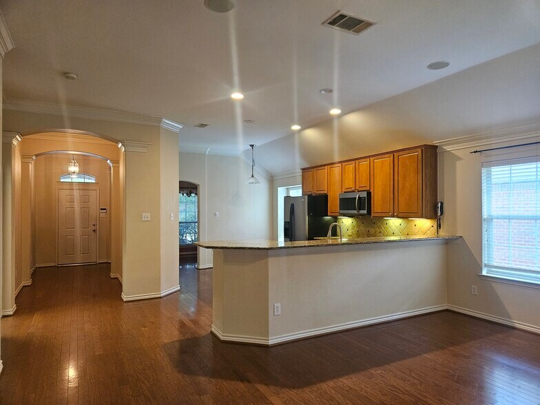 Building Photo - 8562 Robertson Dr