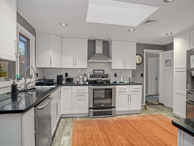 Building Photo - 10 Tupelo Rd