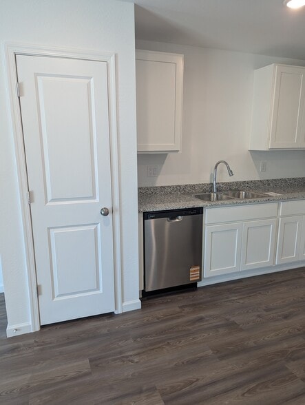 Building Photo - 733 Dylan Ct