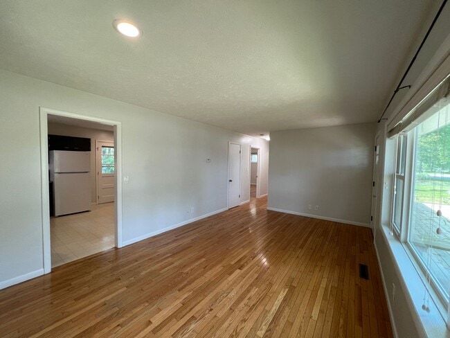 Building Photo - The Little Bungalow of Your Dreams Near East Bay! 2BR / 1BA Long-Term Rental