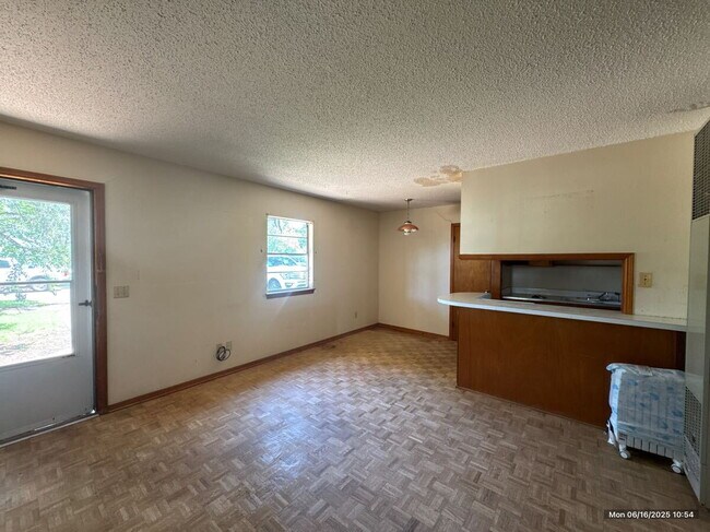 Building Photo - "Charming 1-Bedroom Retreat with Gleaming ...