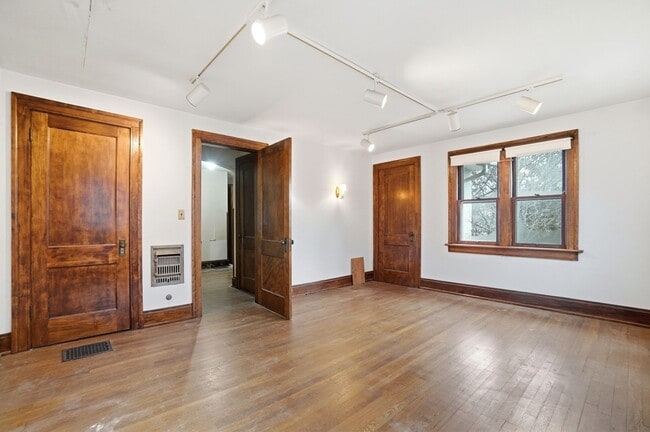 Building Photo - Private House on iuka ave Ravine – Central Campus – Newly Renovated - Flexible Pricing