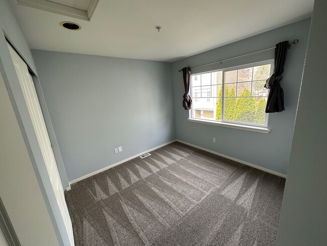 Building Photo - Beautiful Downtown Bellevue 3bd 2.5Bath La...