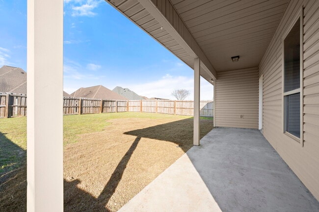 Building Photo - 37184 Sills Dr