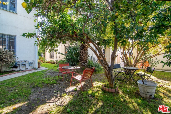 Building Photo - 1215 S Alfred St