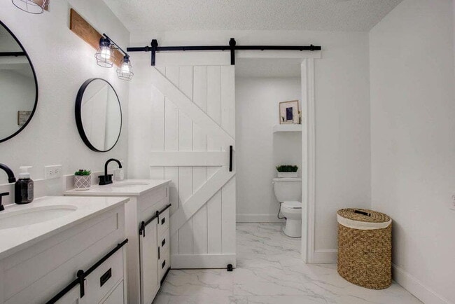 Building Photo - Beautifully Updated Home with Modern Amenities and Extra Space!