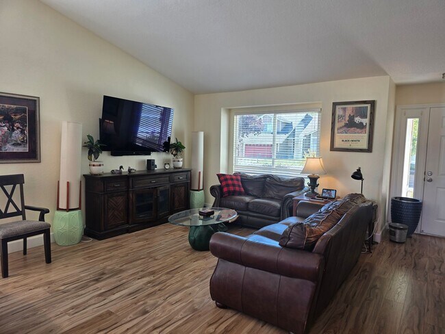 Building Photo - Northwest 4 bedroom, 2 bath with AMAZING Views