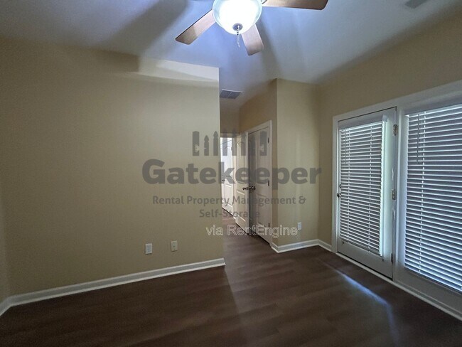 Building Photo - 106 Lexington Village