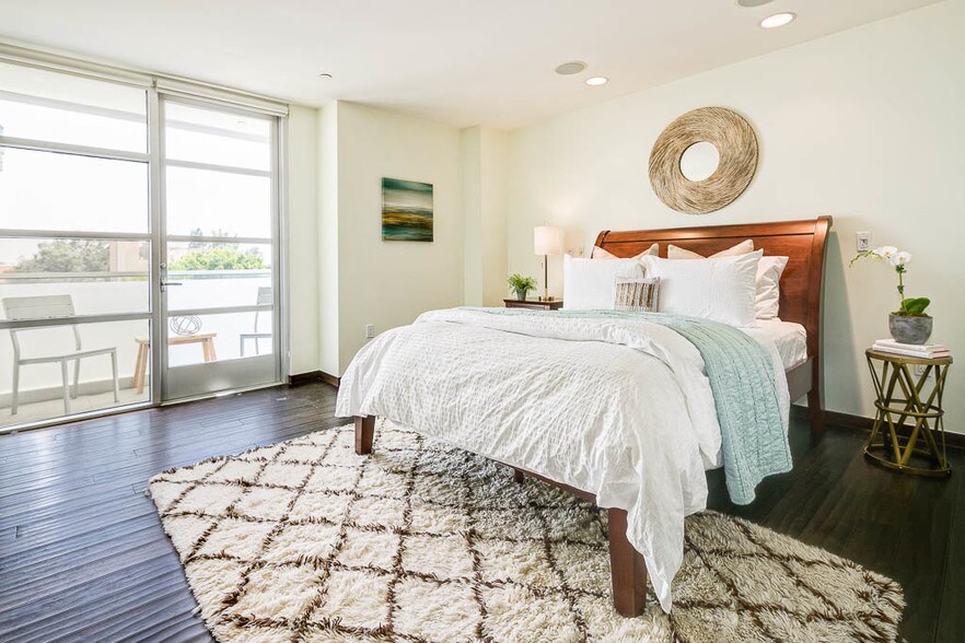 Building Photo - 257 S Hudson Ave