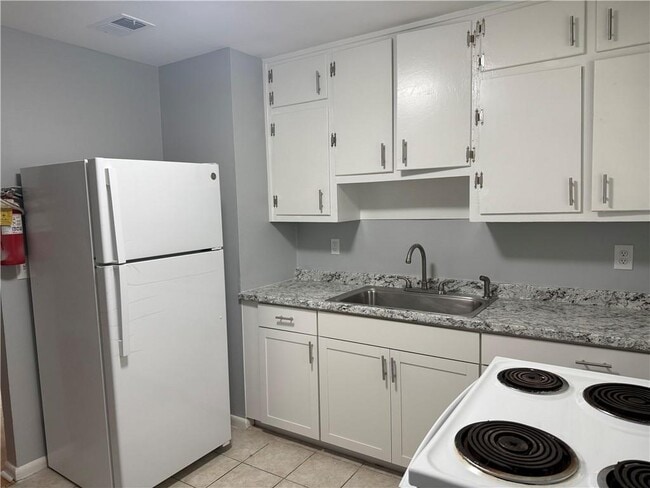 Building Photo - 1084 Jolly Ave