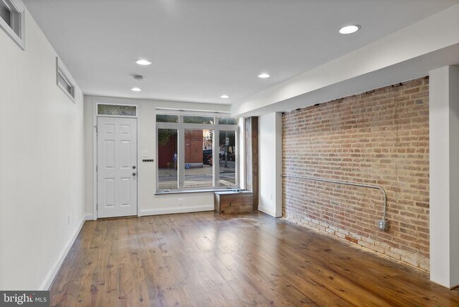 Building Photo - 402 E Fort Ave