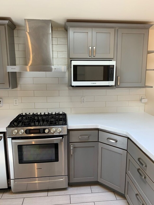 Building Photo - Beautiful and spacious 3 bed + office area...