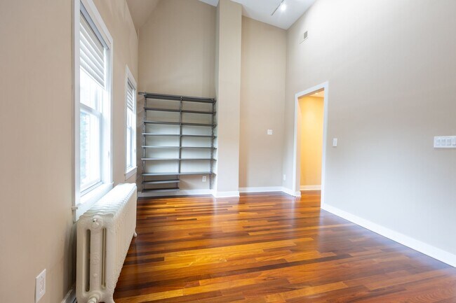 Building Photo - Beautiful 4 BR/3.5 BA Townhome in Cathedra...