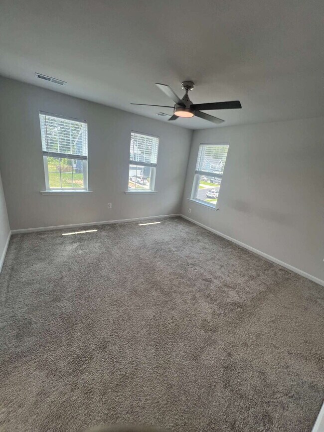Building Photo - Spacious 3-Bedroom Rental in Sought-After ...