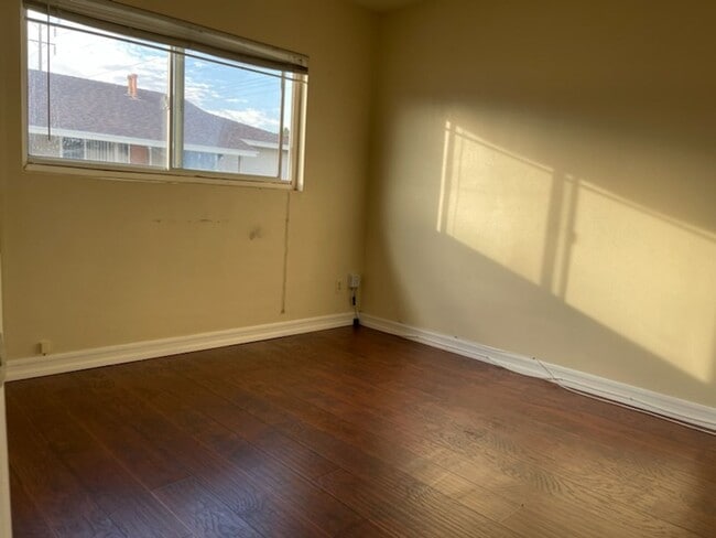 Building Photo - 1 bed 1 bath in Fullerton